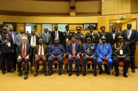 El Secretario General, Jürgen Stock, con los Jefes de Policía de la EAPCCO y el Primer Ministro de Tanzania, Kassim Majaliwa.